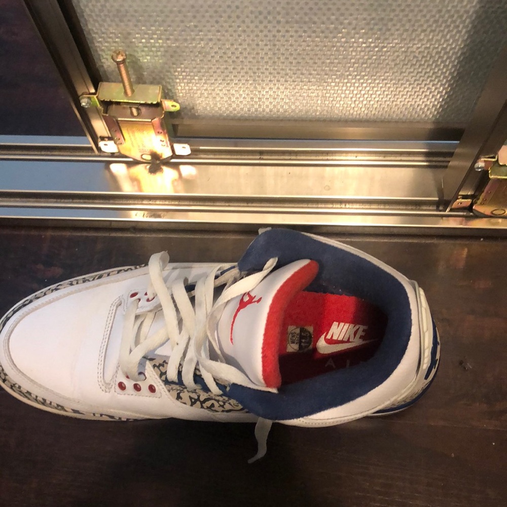 Tennis shoes